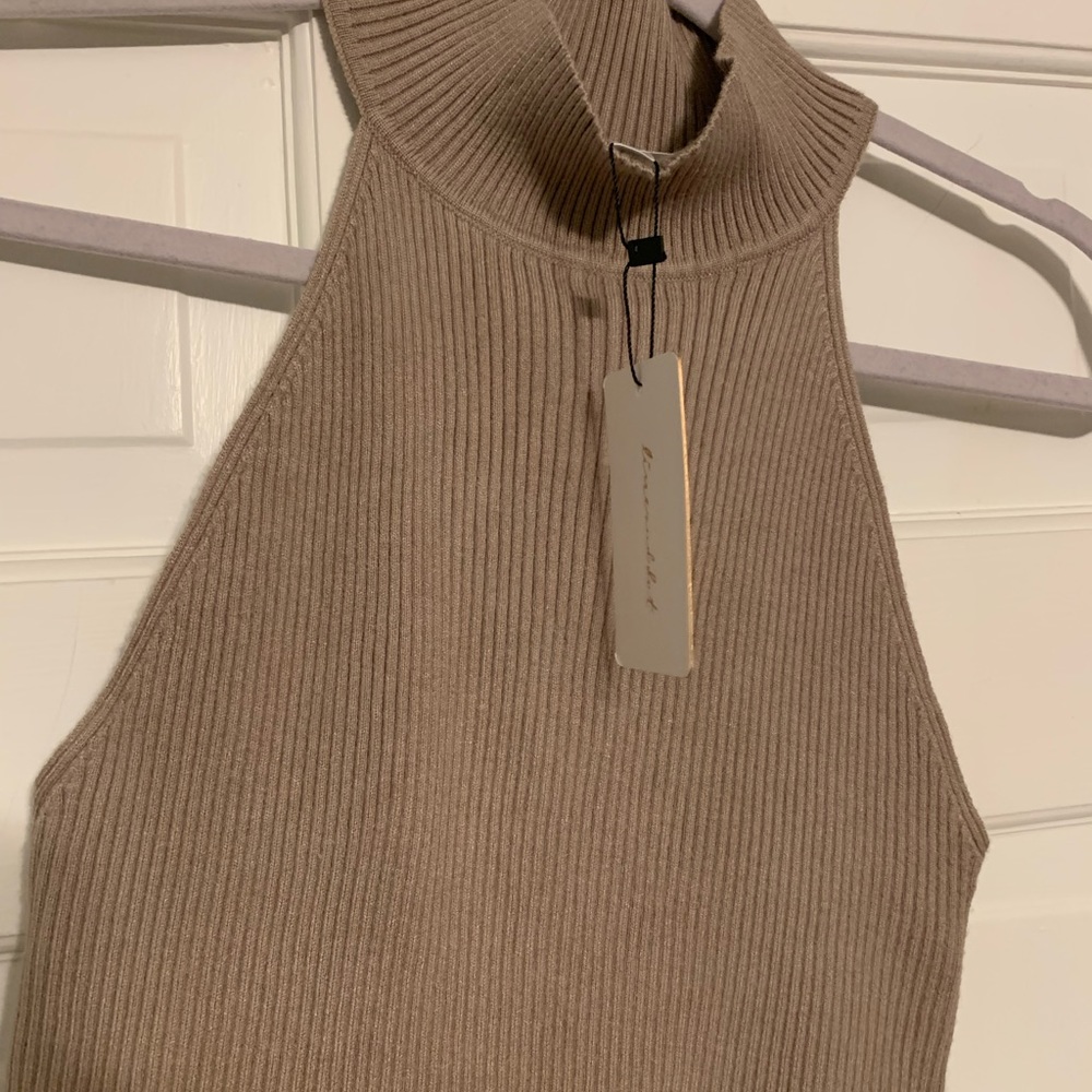Line and dot sleeveless knit top